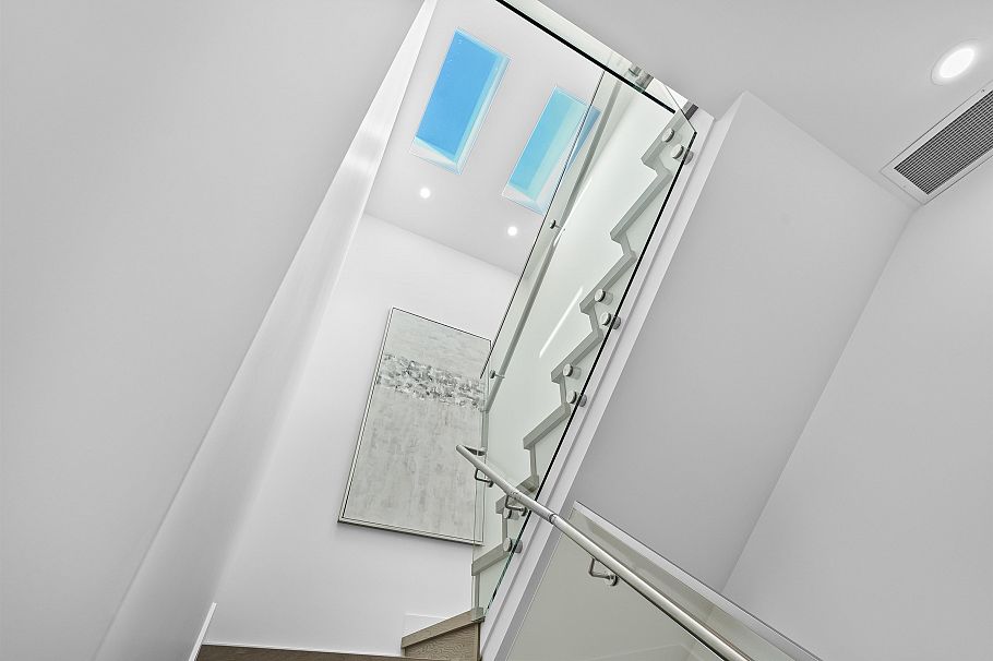 2 2253 Grant Street Vancouver, BC - 25