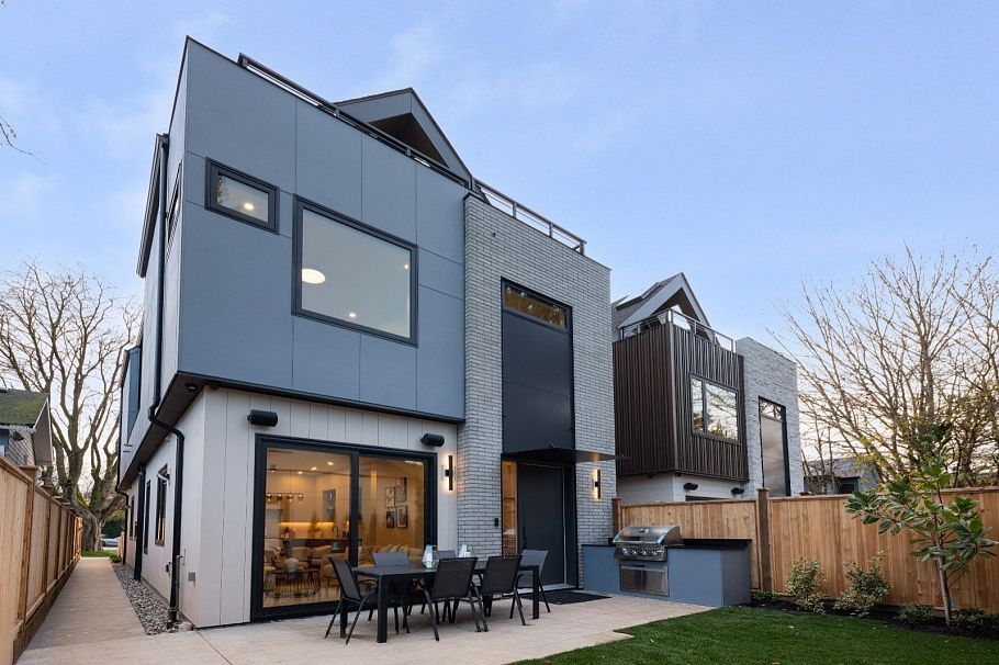 2 2635 W 12th Avenue Vancouver, BC - 1