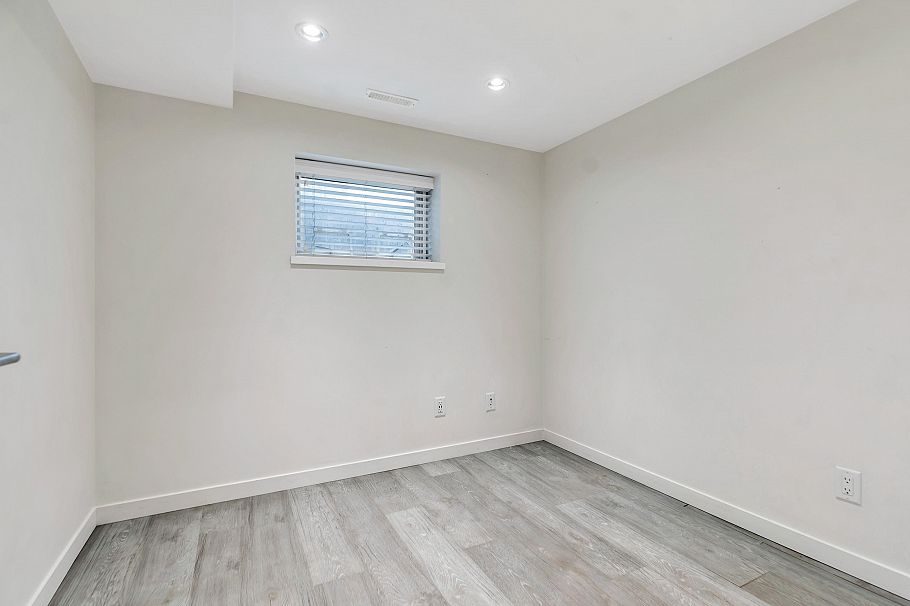 2052 E 41st Avenue Vancouver, BC - 34