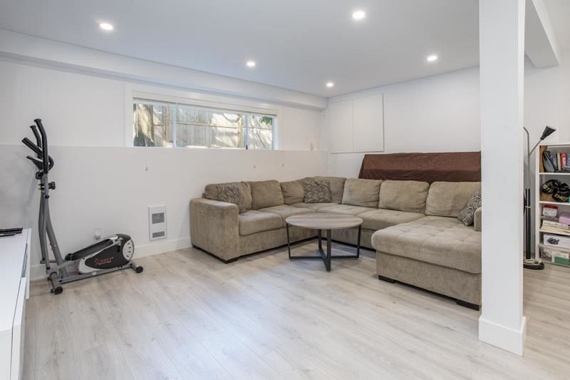 344 W 23rd Street North Vancouver, BC - 23