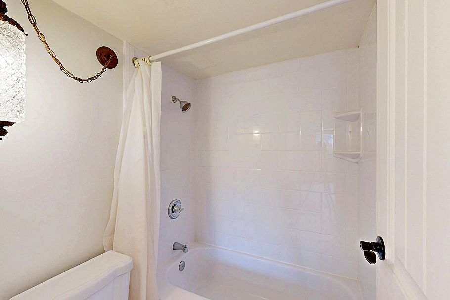 206 138 W 18th Street North Vancouver, BC - 13