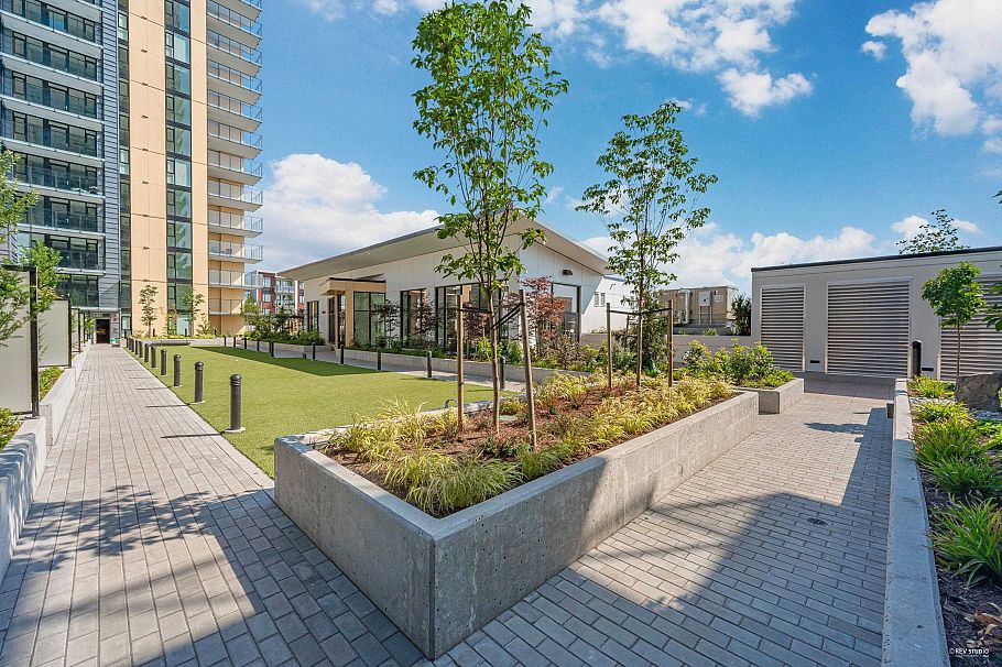 2402 1401 Hunter Street North Vancouver, BC - 17