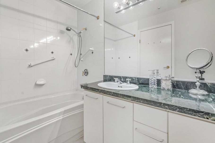 18C 139 Drake Street Vancouver, BC - 18