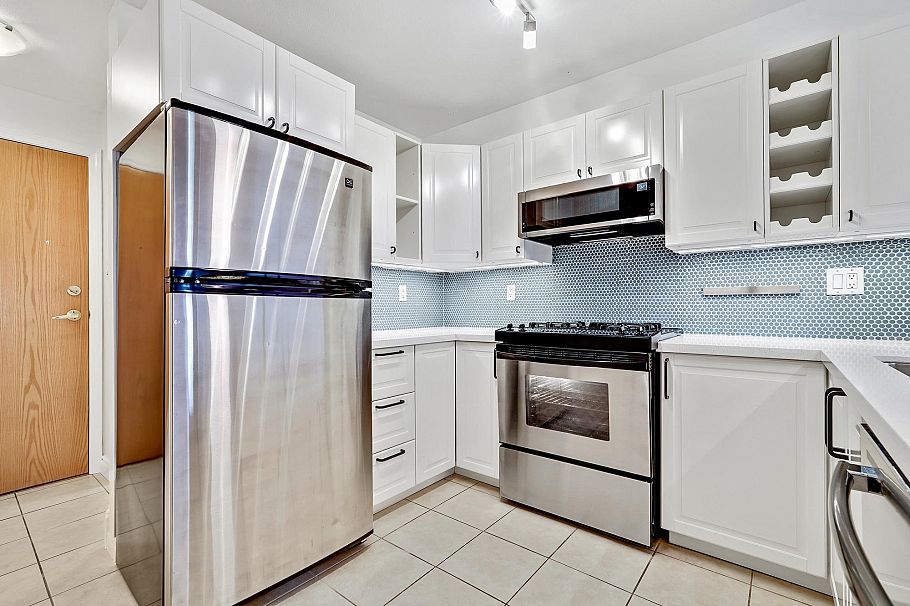 302 2741 E Hastings Street Vancouver, BC - 2