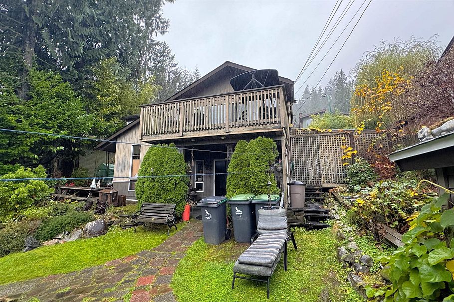 2071 Deep Cove Road North Vancouver, BC - 1