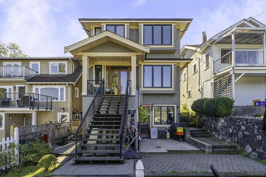 3511 W 15th Avenue Vancouver, BC - 24