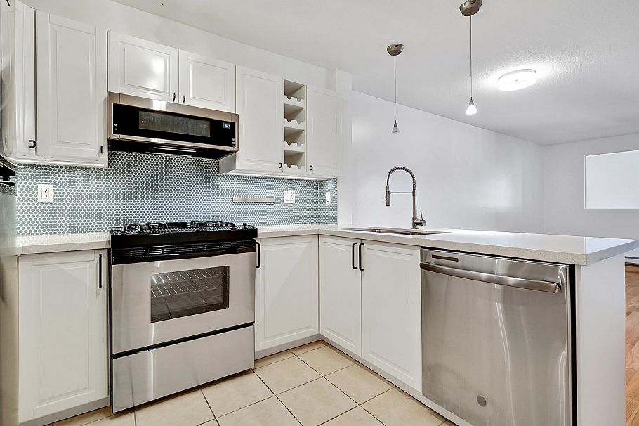 302 2741 E Hastings Street Vancouver, BC - 1