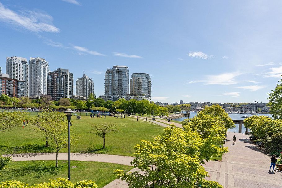 2201 1408 Strathmore Mews Vancouver, BC - 1