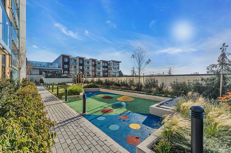 2402 1401 Hunter Street North Vancouver, BC - 24