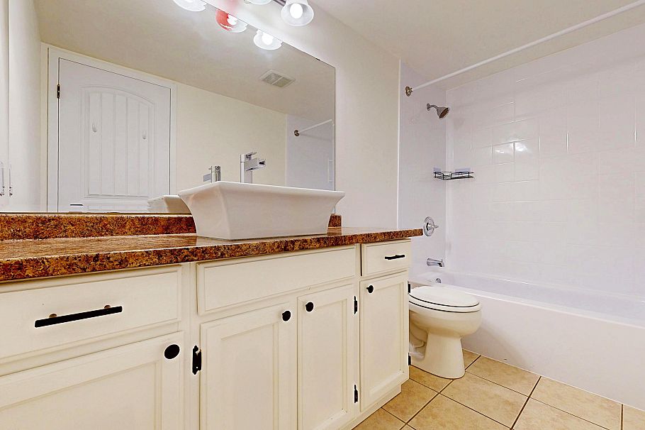 206 138 W 18th Street North Vancouver, BC - 12