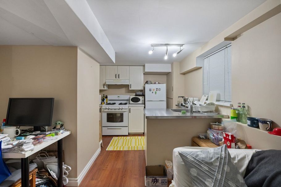 31 W 11th Avenue Vancouver, BC - 33