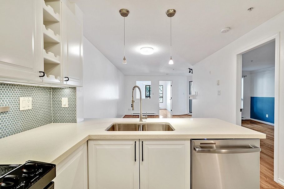 302 2741 E Hastings Street Vancouver, BC - 3