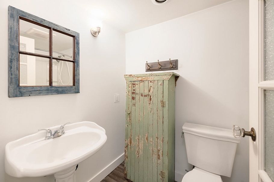 201 1515 E 5th Avenue Vancouver, BC - 5