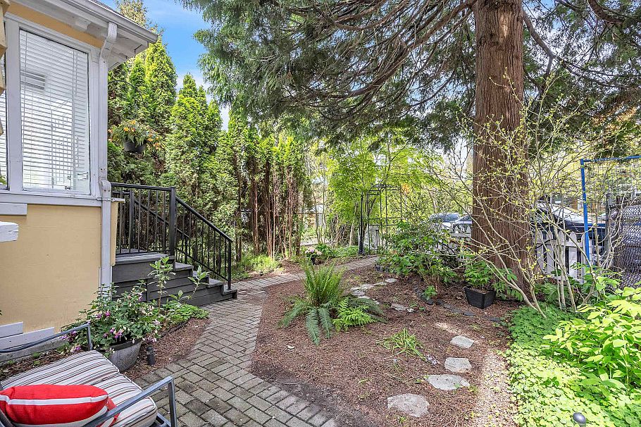 1016 E Pender Street Vancouver, BC - 2