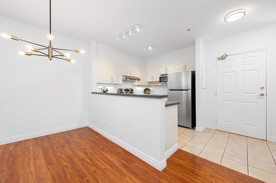 217 3629 Deercrest Drive North Vancouver, BC - 26