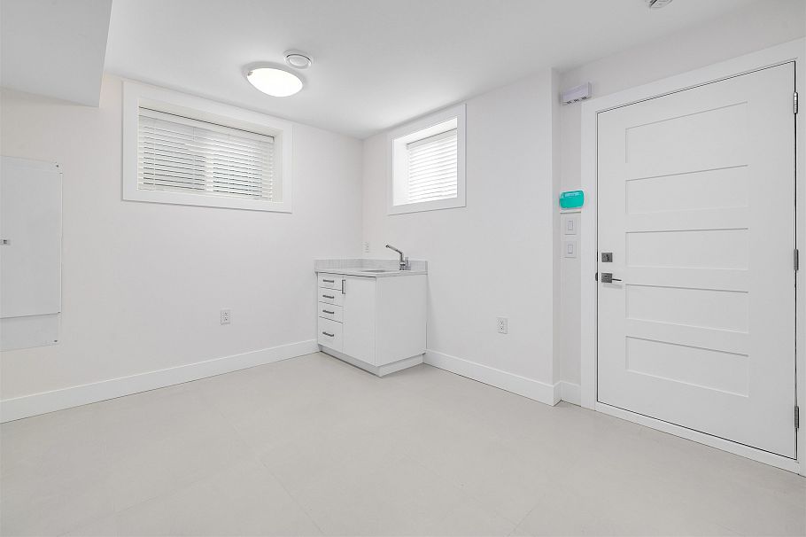 2 3571 E 28th Avenue Vancouver, BC - 5