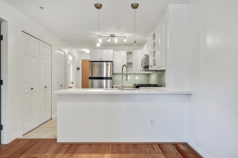 302 2741 E Hastings Street Vancouver, BC - 4