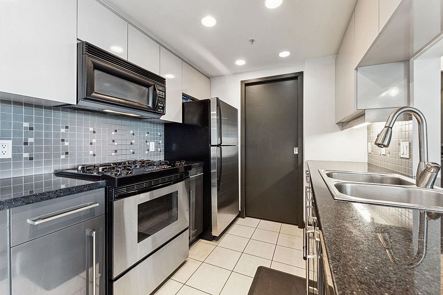 2201 1408 Strathmore Mews Vancouver, BC - 22