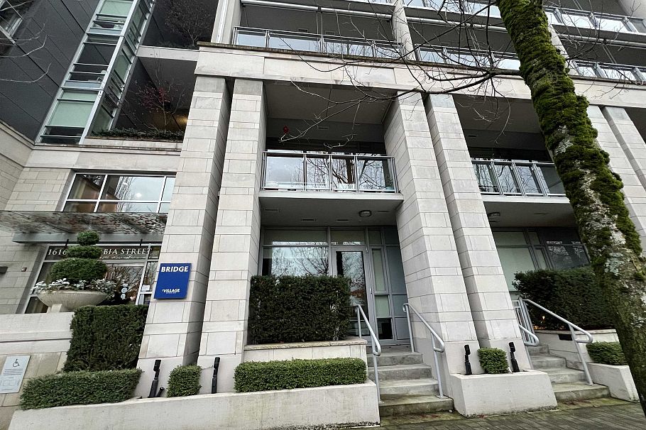 1618 Columbia Street Vancouver, BC - 1