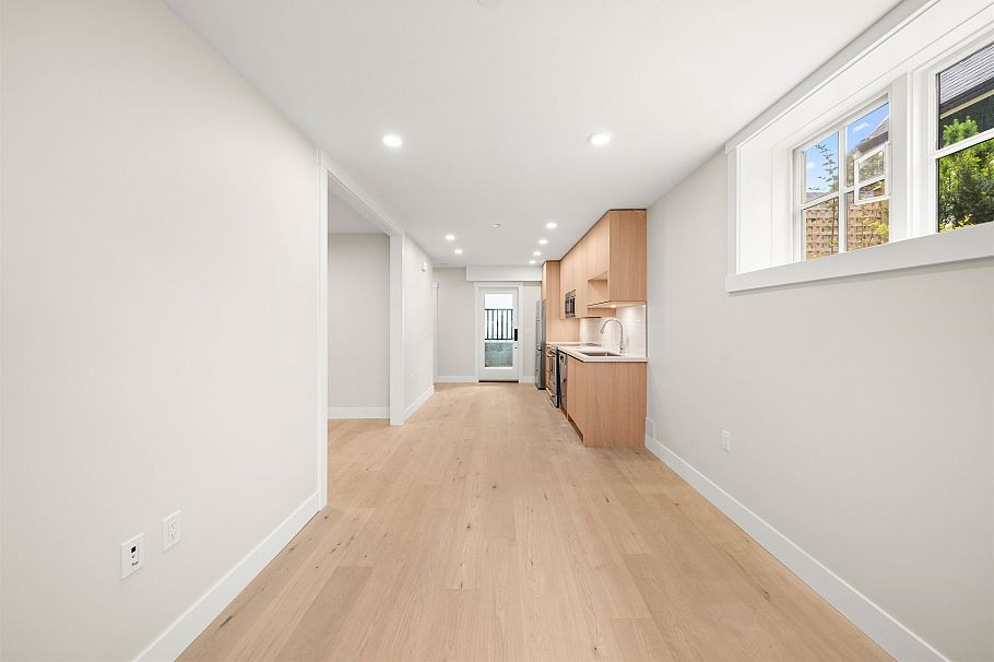 1058 W 15th Avenue Vancouver, BC - 4