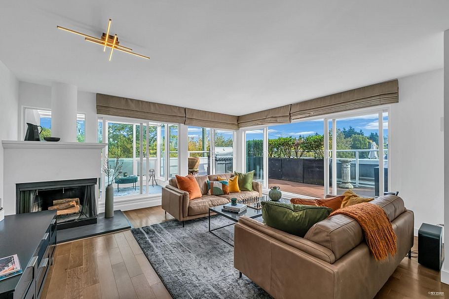 2243 Oak Street Vancouver, BC - 2