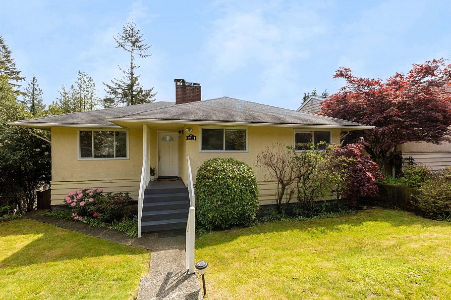 1231 Cloverley Street North Vancouver, BC - 37