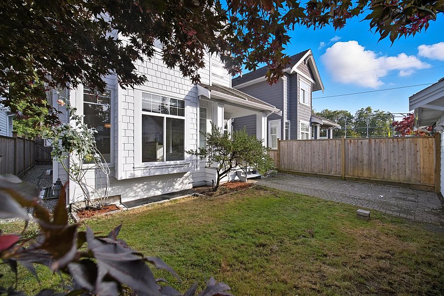 2411 George Street North Vancouver, BC - 35