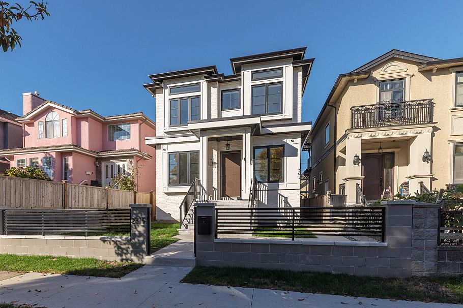 2719 E 46th Avenue Vancouver, BC - 2