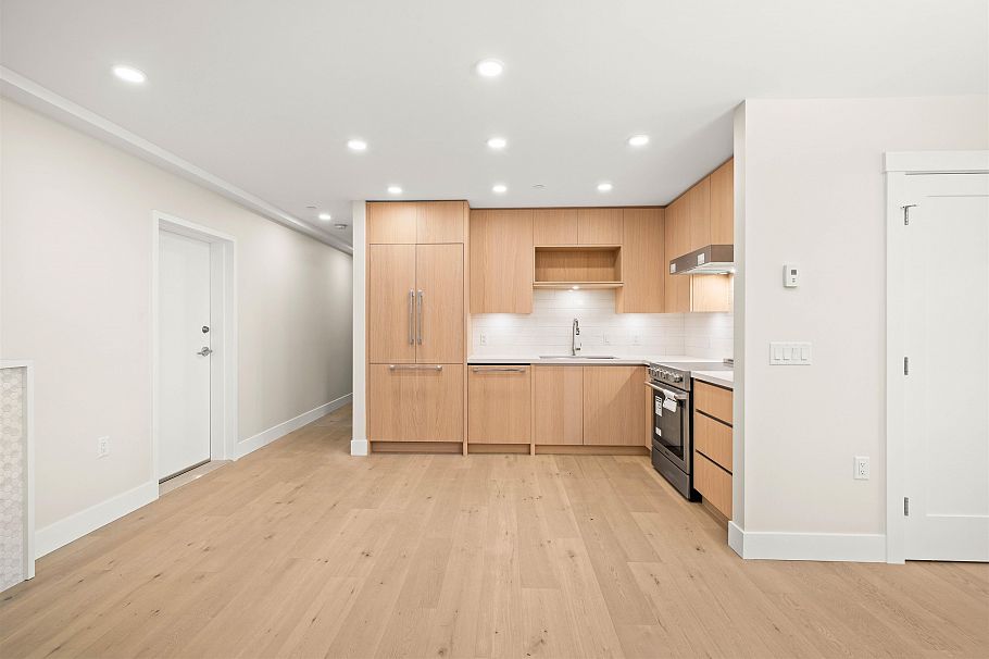 1058 W 15th Avenue Vancouver, BC - 3