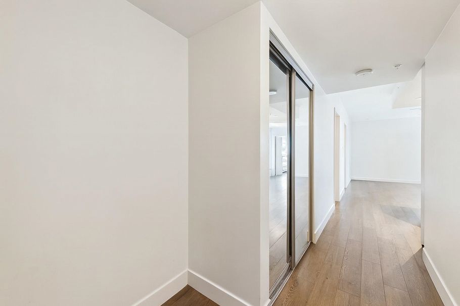 621 1783 Manitoba Street Vancouver, BC - 2