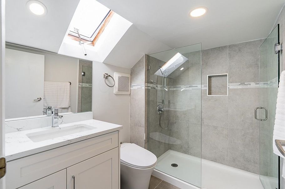 3343 W 3rd Avenue Vancouver, BC - 16