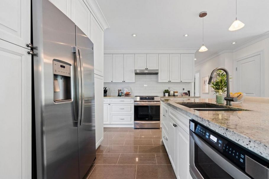 814 Plymouth Drive North Vancouver, BC - 18