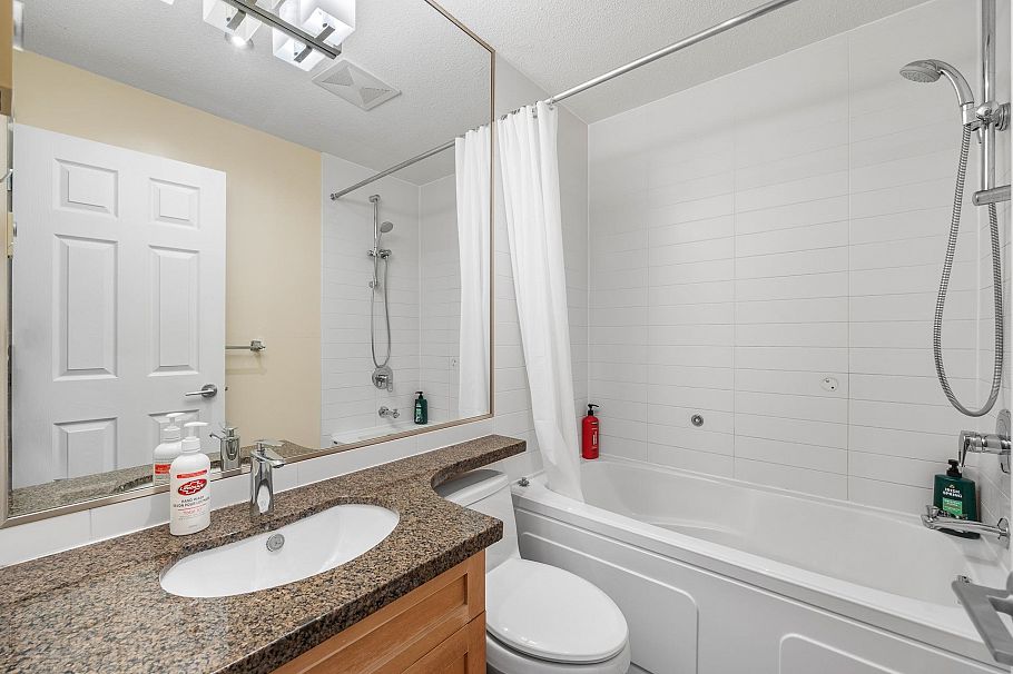 3276 W 21st Avenue Vancouver, BC - 24