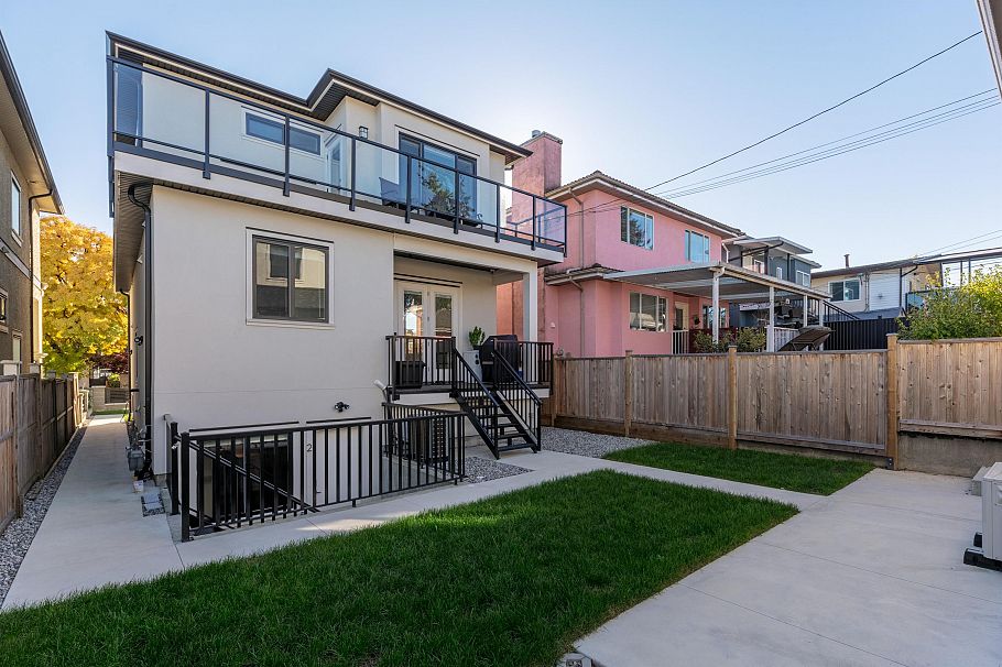 2719 E 46th Avenue Vancouver, BC - 33