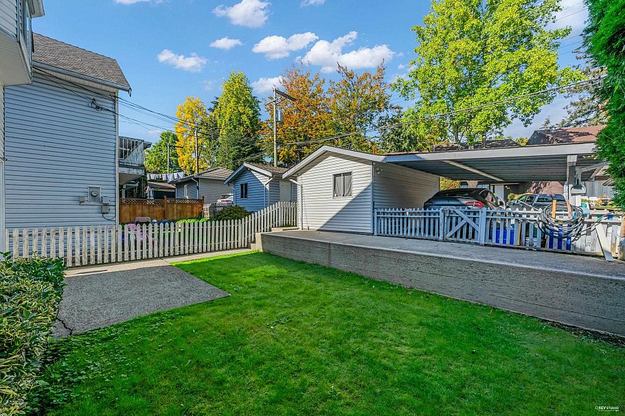 3529 Napier Street Vancouver, BC - 35