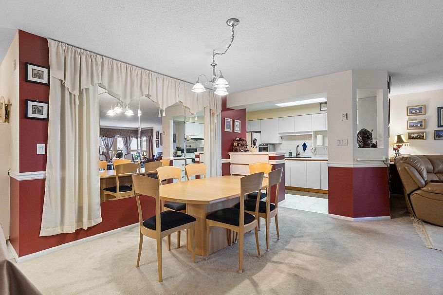 301 106 W Kings Road North Vancouver, BC - 11