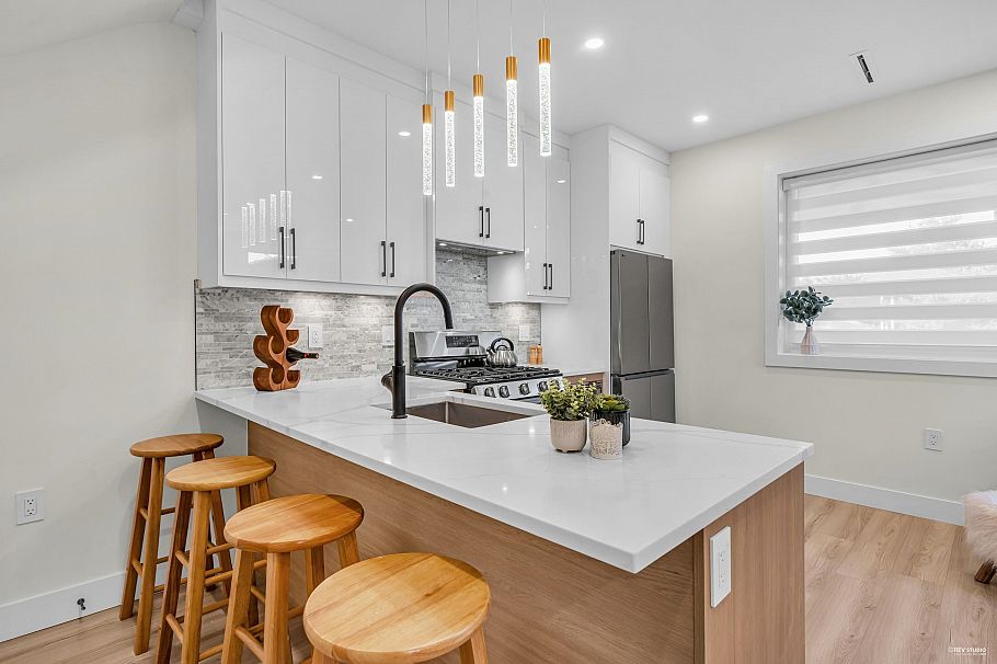 2 2703 E 3rd Avenue Vancouver, BC - 5