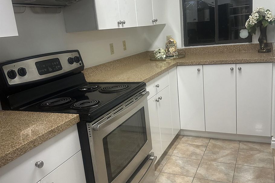 207 1080 Broughton Street Vancouver, BC - 3