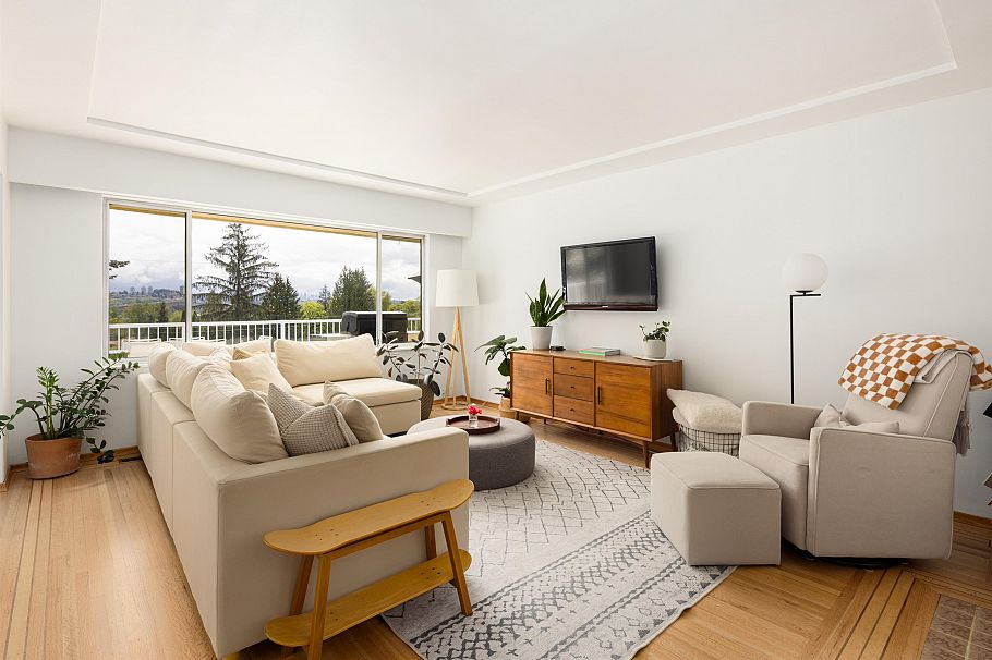 1231 Cloverley Street North Vancouver, BC - 3