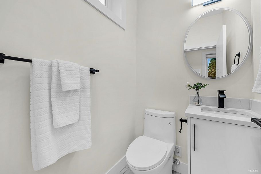 2 2703 E 3rd Avenue Vancouver, BC - 10