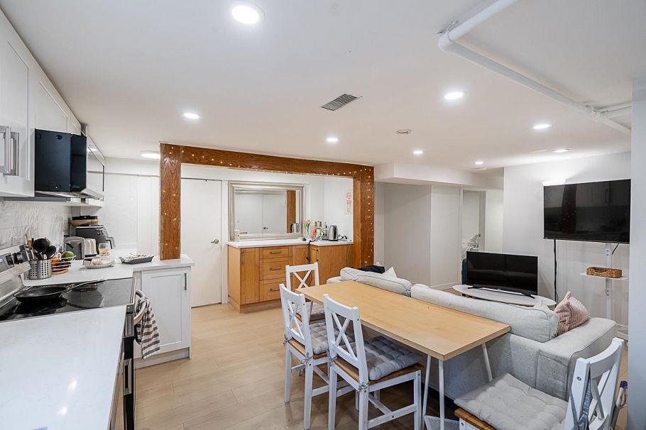 3343 W 3rd Avenue Vancouver, BC - 18