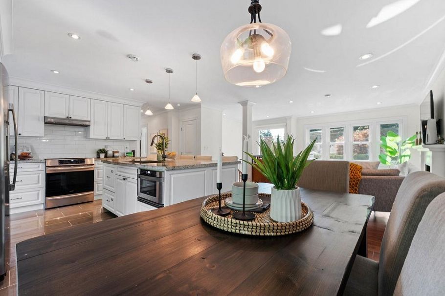 814 Plymouth Drive North Vancouver, BC - 16