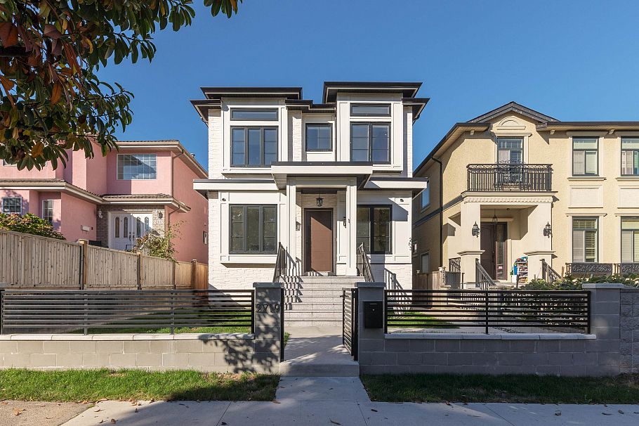 2719 E 46th Avenue Vancouver, BC - 1