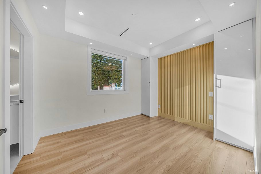 1 2705 E 3rd Avenue Vancouver, BC - 8