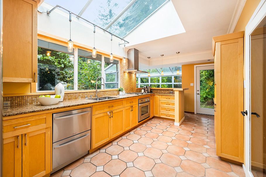 1090 W Keith Road North Vancouver, BC - 14