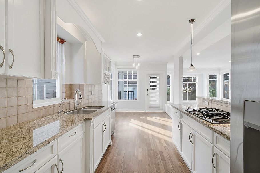 2411 George Street North Vancouver, BC - 14