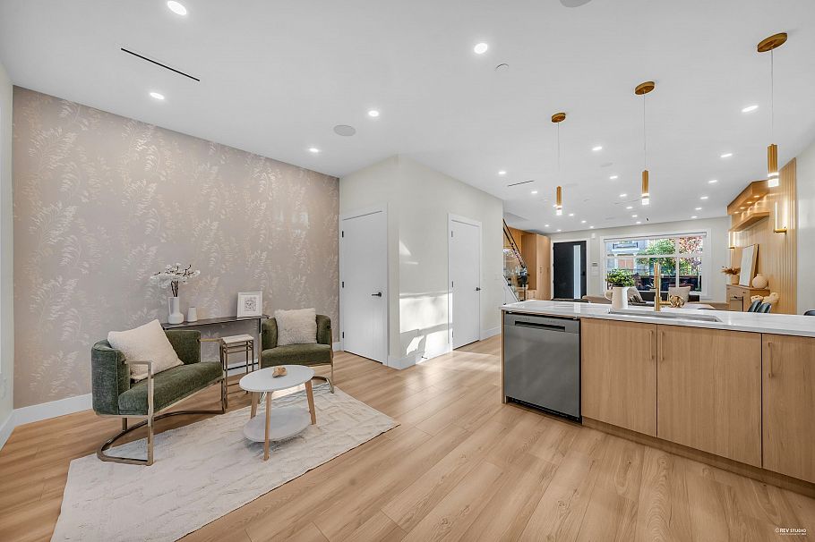 1 2705 E 3rd Avenue Vancouver, BC - 4