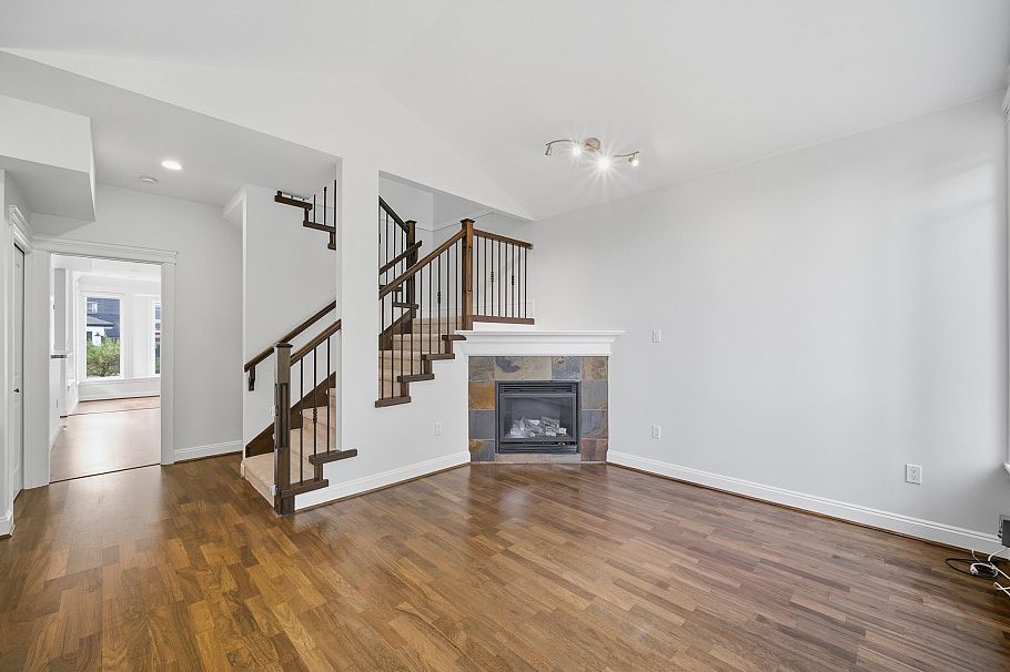 2411 George Street North Vancouver, BC - 5