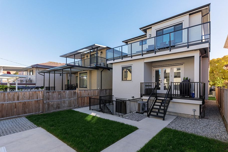 2719 E 46th Avenue Vancouver, BC - 35