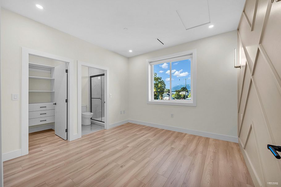 1 2703 E 3rd Avenue Vancouver, BC - 4